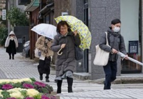 �A�x�����A�����̒��ŏo�΁@�����͉J���