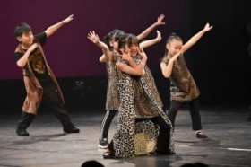 ����11�c�́A���ʂȃ_���X�Ŋϋq�����@���R�ŃC�x���g