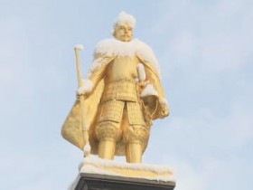 ���T�����g��2�g�h�Ɍx���c�򕌌��̐��Z�n���𒆐S�ɑ�� ���쑺��59cm �{���s�M����44cm���̐ϐ���ϑ�