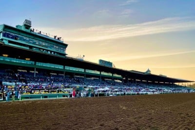 【海外競馬】大事故寸前！スタートゲートがコースに残る…イギリス競馬