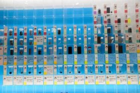 �q�g�̑f�ނ�100���x�̐��̒��Ő��܂ꂽ