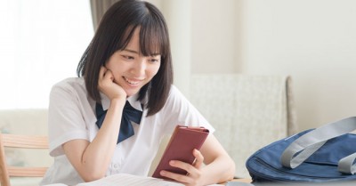 女子高生は1日にスマホを何時間使うか Oricon News