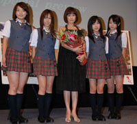 映画『伝染歌』の新旧アイドル最怖歌披露イベントに出席した松本伊代とAKB48のメンバー　
