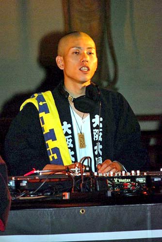 Dj Boobyの画像 写真 罰当たり Et Kingがお寺で日本一早い敬老の日ライブ 1枚目 Oricon News