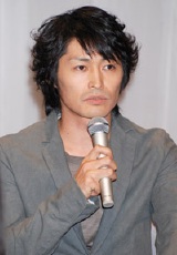 NHK連続テレビ小説『瞳』の出演者発表会見に出席した安田顕　