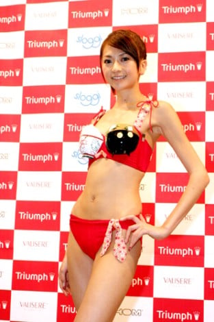 『マイ箸ブラ』を披露する2008トリンプ・イメージガールの石田裕子　