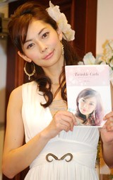 著書『Twinkle Girls 美咲と女の子たちのガールズトーク。』を持つ伊東美咲　