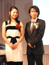 小池栄子（左）とユースケ・サンタマリア（右）　