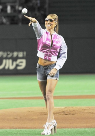マライア 外国人女性歌手初 ヘソ出し セクシー 始球式で満面の笑み Oricon News