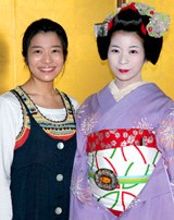 NHK朝の連続テレビ小説『だんだん』の取材会に出席した、ラフなスタイルの三倉茉奈と舞妓姿の佳奈　