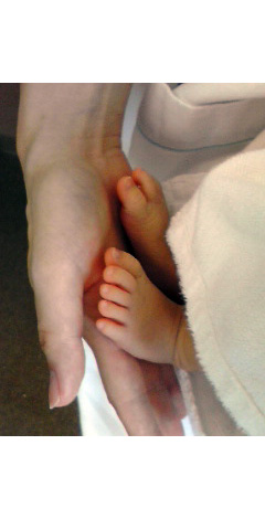 まだまだ小さい赤ちゃんの足　