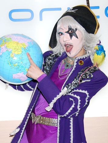 宇宙海賊は歌手活動が好き 地球儀芸人 ゴー ジャスに迫る Oricon News
