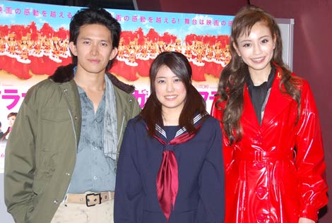 映画『フラガール』の舞台版の公開リハーサルに登場した（左から）阿部力、福田沙紀、片瀬那奈　