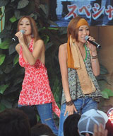 読売テレビの夏イベント『わくわく宝島2008』で“凱旋”ライブを行ったRSP　（左から）ボーカルのSaki、Ai　