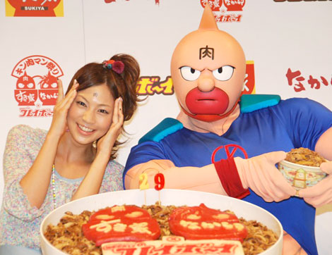 画像 写真 29才誕生日にキン肉マンが牛丼とコラボ 29キロのバースデー牛丼 2枚目 Oricon News