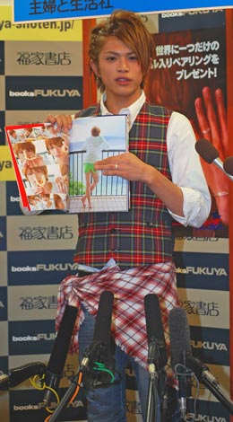画像 写真 山本裕典 男性カメラマンの ベッド襲撃 に苦笑い 4枚目 Oricon News