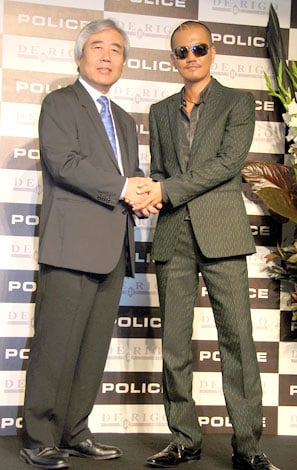 代表取締役・石原正純氏（左）と握手するATSUSHI　