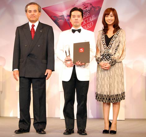 （左から）サントリー専務取締役 酒類カンパニー長の内藤俊一さん、遠藤真彦さん、優香　
