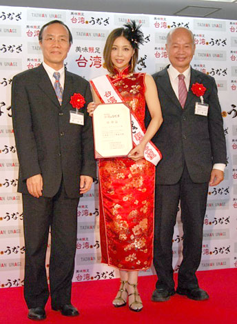 『台湾産うなぎ親善大使』任命式の模様（左から）陳添壽氏、インリン、李華洋氏　
