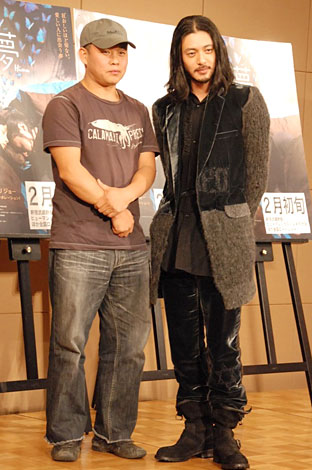 映画『悲夢』記者会見に出席した(左から)キム・ギドク監督、オダギリジョー 