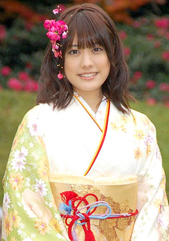 晴れ着姿を披露した『全日本国民美少女コンテスト』出身の福田沙紀　