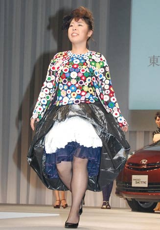 来年3月29日に開催されるファッションイベント『東京コレクション』のデモンストレーションとしてステージを歩いた森三中・村上知子　