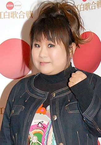 天童よしみ 紅白衣装の巨大さに 顔が小さく見える とご満悦 Oricon News