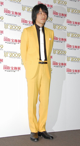 黄色のスーツで決めた松山ケンイチ　