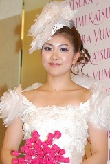 『桂由美グランドコレクション』で4シーンの衣装を披露した潮田玲子 