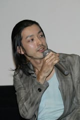 �f��w�N���[�YZERO II�x�̊����L�O���ʉ�O�C�x���g�ɓo�ꂵ�����q�m�u�A�L�@