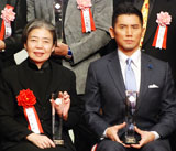『第18回東京スポーツ映画大賞』授賞式に出席した（左から）樹木希林、本木雅弘　