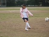 新CMでサッカーにチャレンジする川口春奈 