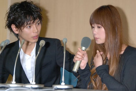画像 写真 水嶋ヒロ 絢香 2ショット会見で結婚報告 絢香はバセドウ病を告白 年内で休業へ 2枚目 Oricon News