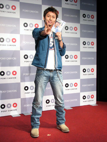 仮面ライダーキバ でブレイクの俳優 武田航平が 初ソロdvdで 脱 イケメン 宣言 Oricon News 仮面ライダーキバ でブレイクの俳優 武田航平が 初ソロdvdで 脱 イケメン 宣言 Oricon News