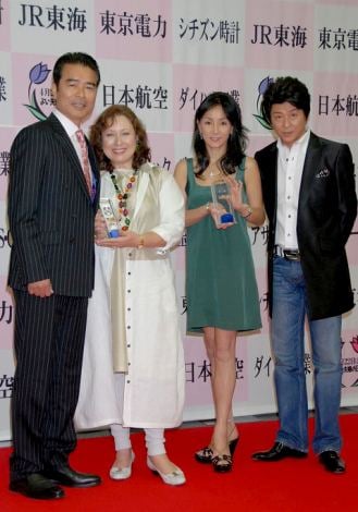画像 写真 14年ぶり2ショット披露 哀川翔夫妻と 結婚30年 勝野洋 キャシー中島夫妻がナイス カップル大賞に 2枚目 Oricon News