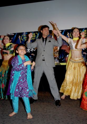 インドの子供ダンサーと踊りを披露する名倉潤 【映画『スラムドッグ$ミリオネア』試写会イベントにて】 