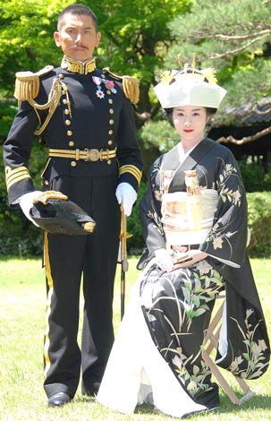 NHKスペシャルドラマ『坂の上の雲』の結婚式シーンを収録した（左から）本木雅弘、石原さとみ　