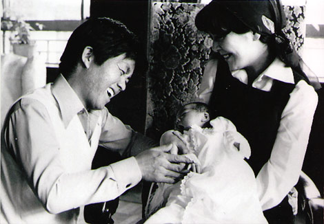 長女・花子の誕生を心から喜ぶ当時の坂本九と由紀子夫人　
