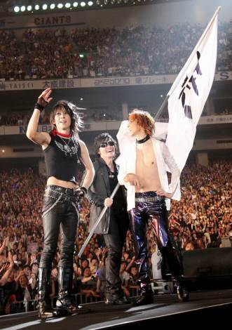 Hideさんの命日に新生xjapanが初ライブ Heathはyoshikiと熱い抱擁 Oricon News