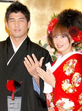 昨年10月、挙式後の会見で妊娠を発表していた井上康生・東原亜希夫妻　