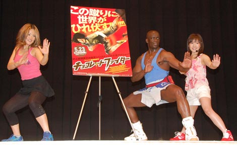 映画『チョコレート・ファイター』の公開記念イベントに出席した（左から）知子夫人、ビリー・ブランクス、小林由佳 （C）ORICON DD inc.　