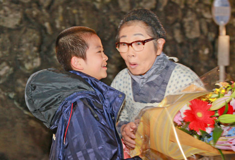 画像 写真 ピン子 ほっぺに チュー に大喜び がばいばあちゃん2 クランクアップ 2枚目 Oricon News