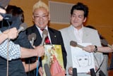 サンドウィッチマン コンビ揃って結婚会見 Oricon News