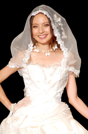 画像 写真 ベッキー 花嫁衣裳発表会で 挙式は8年後かな 1枚目 Oricon News