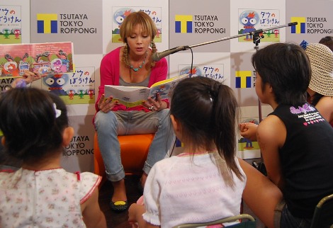 土屋アンナ 初の自作絵本で子供たちに読み聞かせ Oricon News