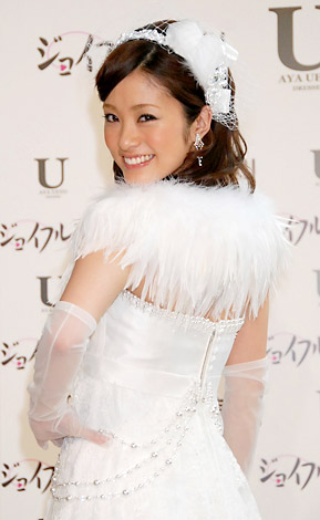 『U AYA UETO DRESSES』2ndコレクション記者発表で上戸彩自身が手掛けた純白ドレスのバックショット　（C）ORICON DD inc.　