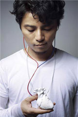 KREVA�̐V�Ȃ��w�v���Y���E�u���C�N�x�e�[�}�\���O�Ɍ���