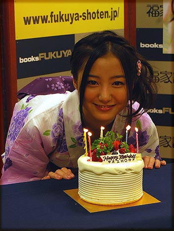 人気専属モデル 高田里穂が 15歳の誕生日に1年の成長を記録した写真集を発売 Oricon News