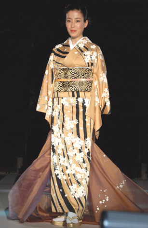 『清鈴苑きものショー』にモデルとして参加した宮沢りえ、3着目の着物には装飾品として指輪がつけられた　（C）ORICON DD inc.　