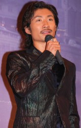 ���ؑ��A�剉��́w���R�f��Ձx�o�i�ɏΊ� �u�P���Ɋ������v